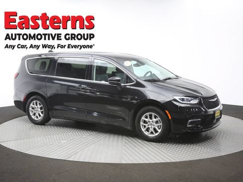 Used 2023 Chrysler Pacifica Touring-L FWD image 48