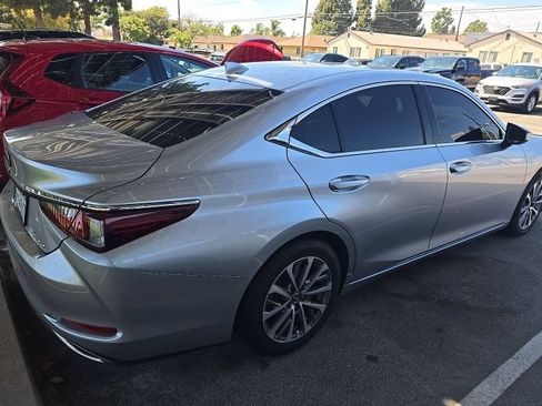 Used 2022 Lexus ES 350 w/ Accessory Package FWD image 2