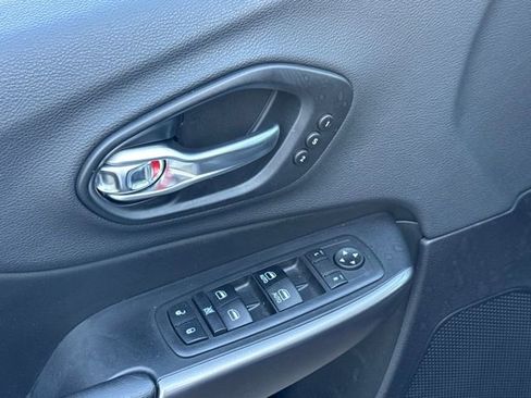 Used 2019 Jeep Cherokee Limited image 5