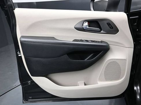Certified 2023 Chrysler Pacifica Touring-L FWD image 18