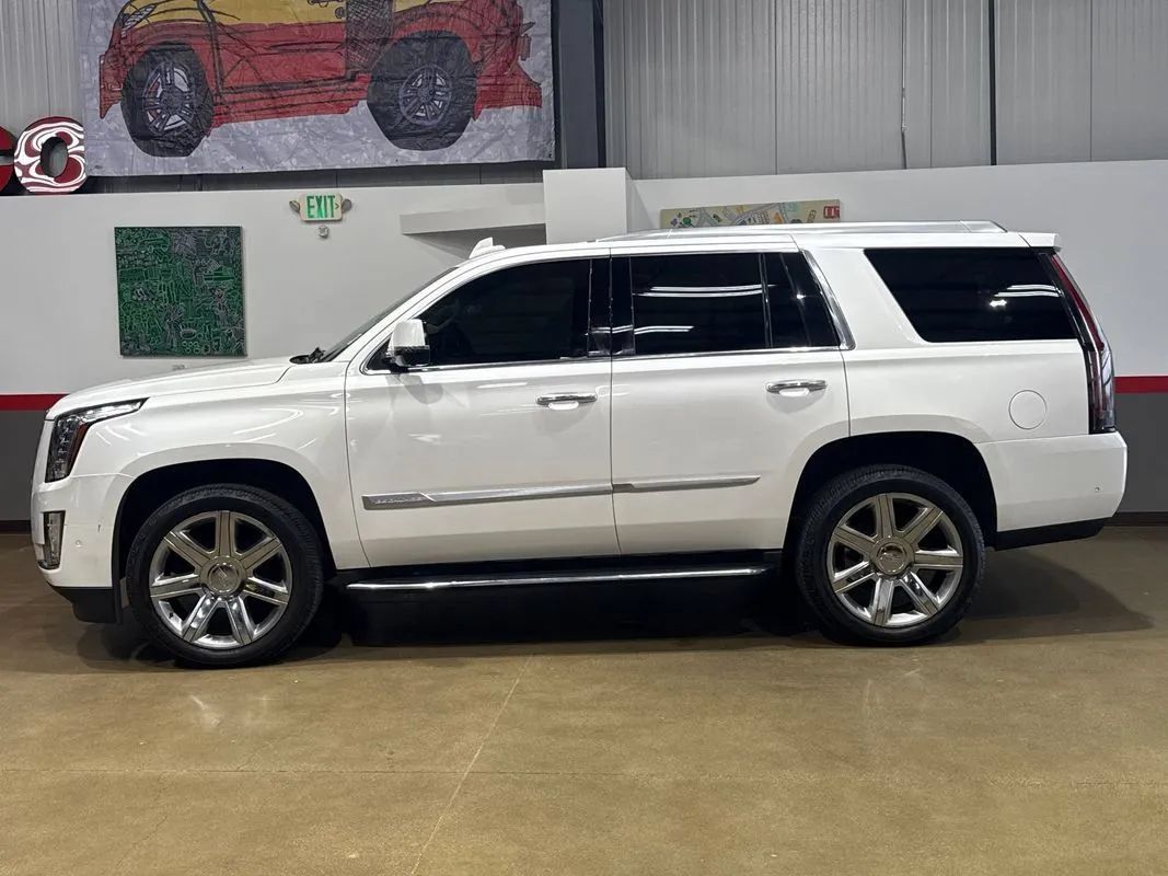 Used 2020 Cadillac Escalade Premium Luxury AWD/4WD image 4