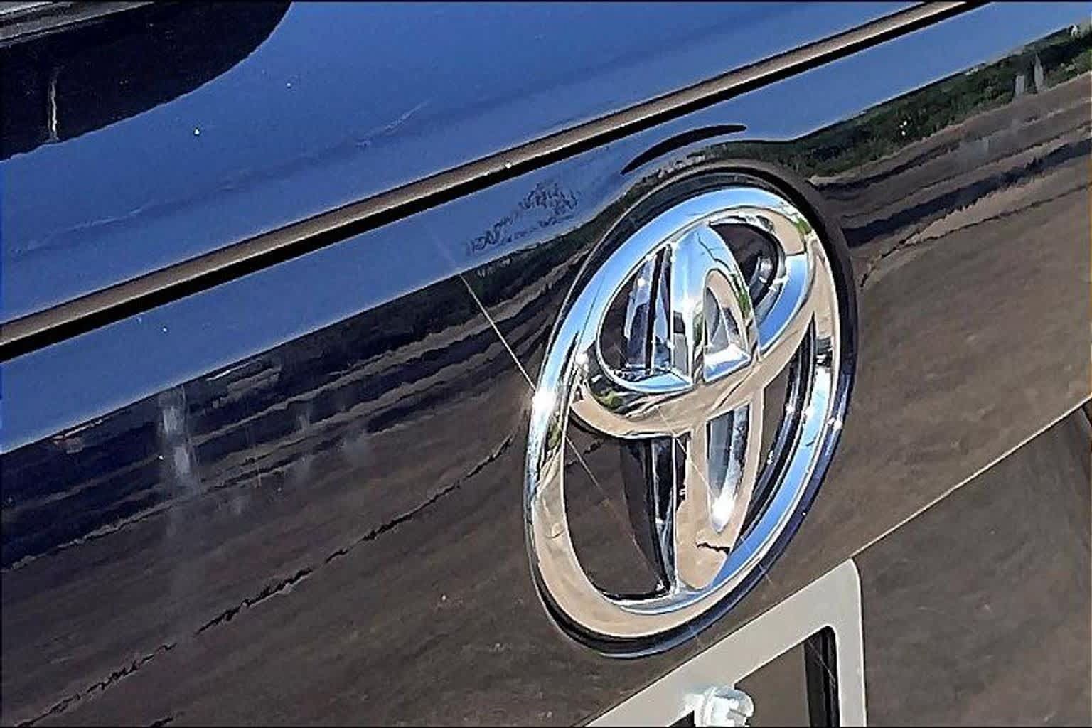 Used 2025 Toyota RAV4 XLE FWD image 31