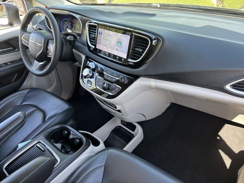 Used 2023 Chrysler Pacifica Touring-L image 11