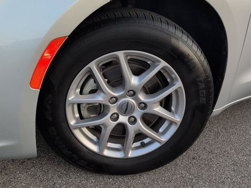 Used 2024 Chrysler Pacifica Touring-L FWD image 9