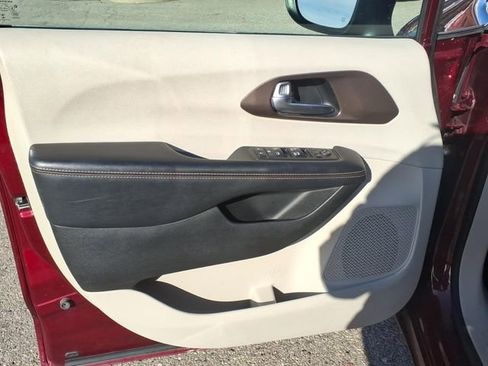 Used 2017 Chrysler Pacifica Touring image 9