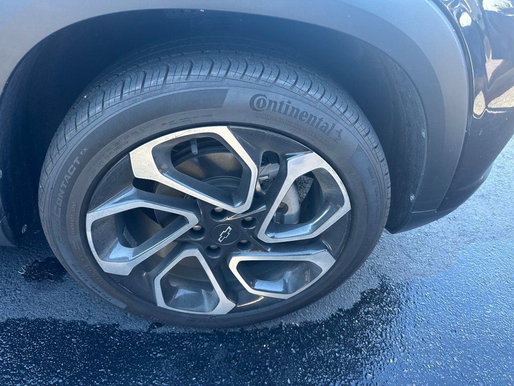 Certified 2024 Chevrolet Trax RS w/ Sunroof Package FWD image 2