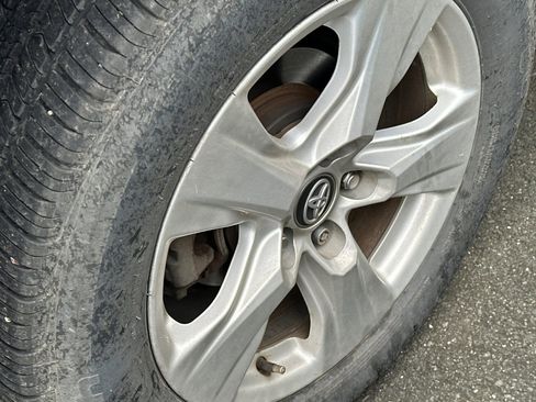 Used 2021 Toyota RAV4 XLE w/ Convenience Package image 4