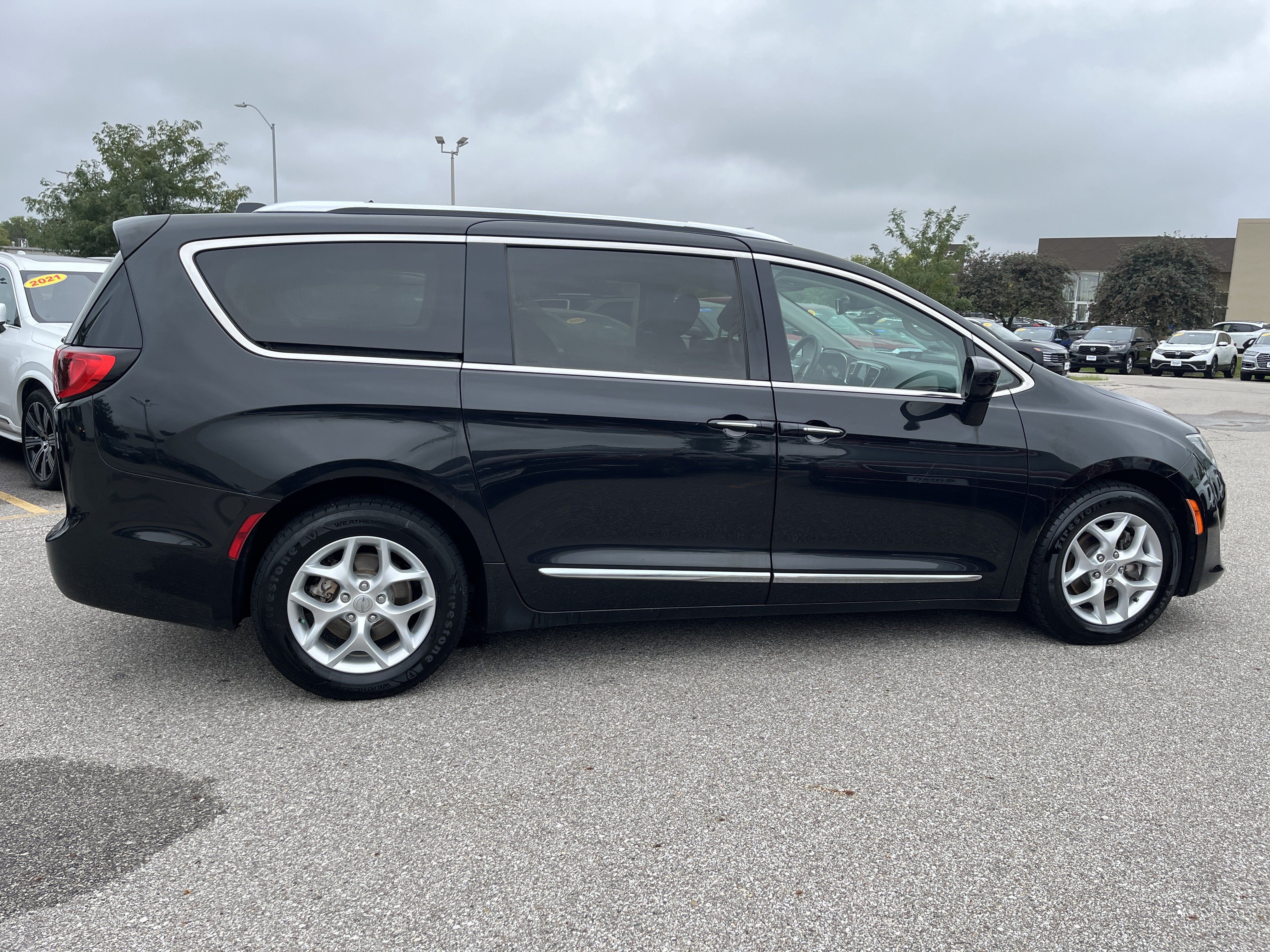 Used 2017 Chrysler Pacifica Touring-L Plus w/ Tire & Wheel Group FWD image 4