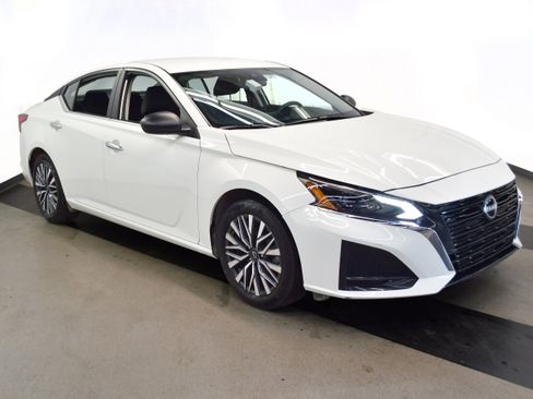 Used 2025 Nissan Altima 2.5 SV FWD image 2