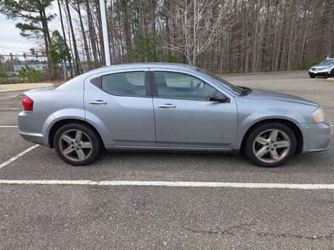 Used 2013 Dodge Avenger SE image 2