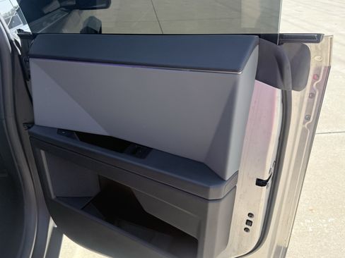 Used 2025 Tesla Cybertruck AWD Crew Cab image 40