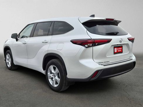 Used 2024 Toyota Highlander XLE AWD/4WD image 5