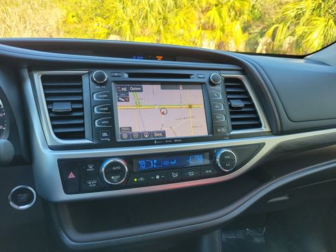 Used 2018 Toyota Highlander Limited image 26