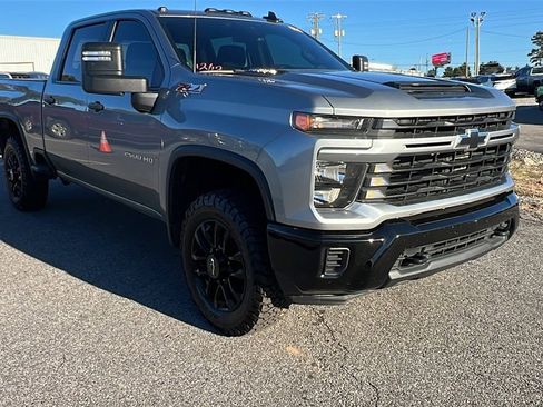 Used 2024 Chevrolet Silverado 2500 Custom w/ Custom Convenience Package image 3