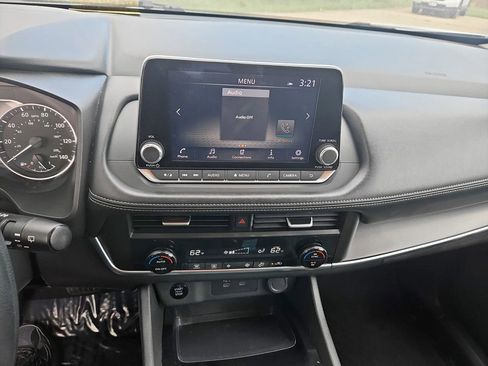 Used 2024 Nissan Rogue SV FWD image 25