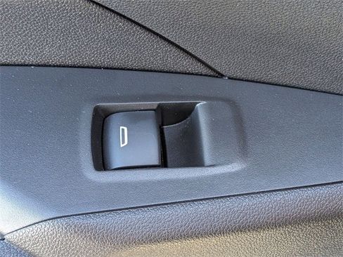 Used 2025 Chevrolet Trax LT image 29