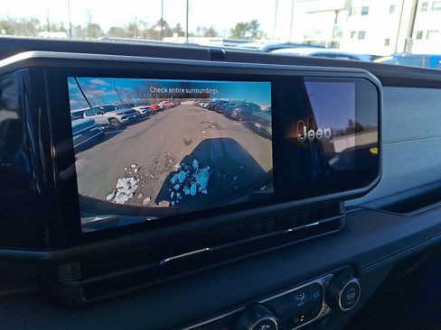 Used 2025 Jeep Wrangler Sahara image 27