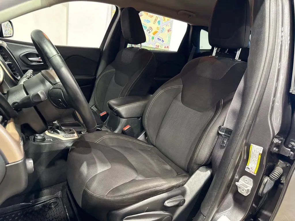 Used 2015 Jeep Cherokee Latitude w/ Cold Weather Group AWD/4WD image 12