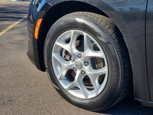 Certified 2018 Chrysler Pacifica Touring-L Plus w/ Tire & Wheel Group image 32