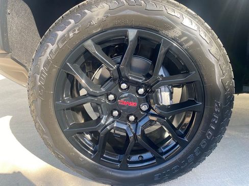 New 2025 GMC Canyon Denali w/ LPO, Denali Black Edition image 11