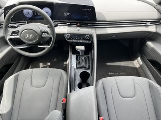 Used 2024 Hyundai Elantra SEL FWD video 3
