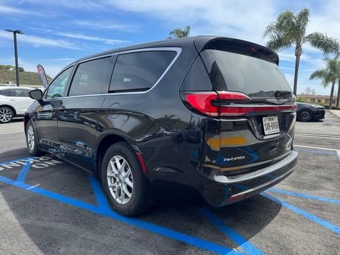 Certified 2023 Chrysler Pacifica Touring-L image 3