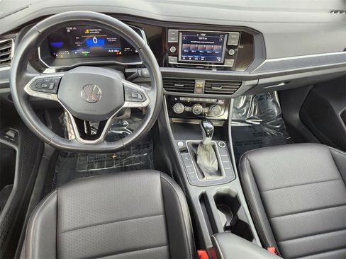 Used 2024 Volkswagen Jetta SE image 2