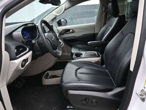 Used 2024 Chrysler Pacifica Touring-L FWD image 13