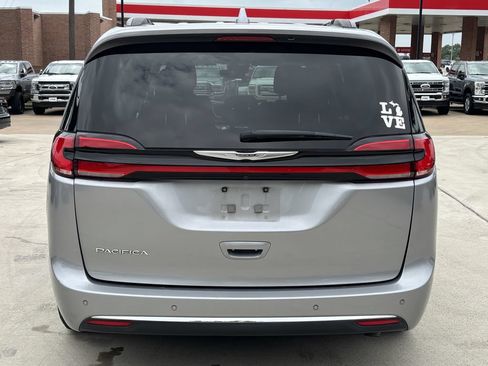 Used 2021 Chrysler Pacifica Touring w/ Cold Weather Group FWD image 4