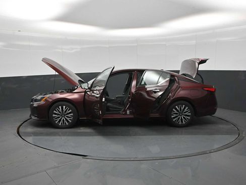 Used 2024 Nissan Altima 2.5 SV image 40