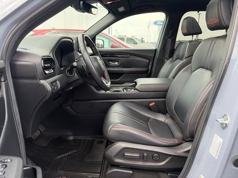 Used 2025 Honda Pilot TrailSport image 18