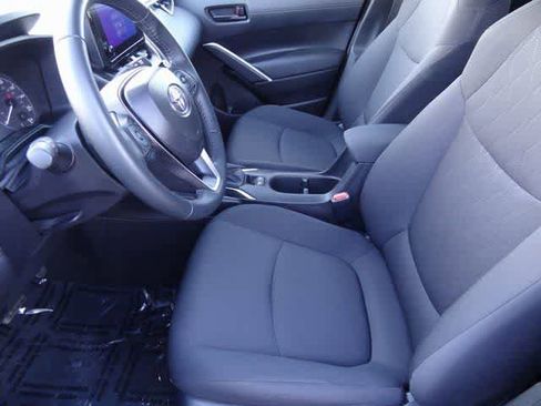 Used 2025 Toyota Corolla Cross LE image 6