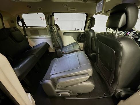 Used 2016 Chrysler Town & Country Touring w/ Driver Convenience Group image 29