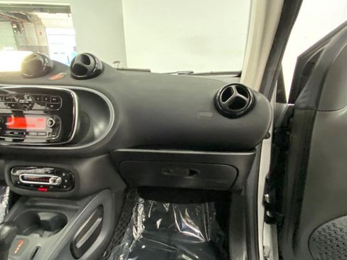Used 2019 smart fortwo electric drive RWD image 25