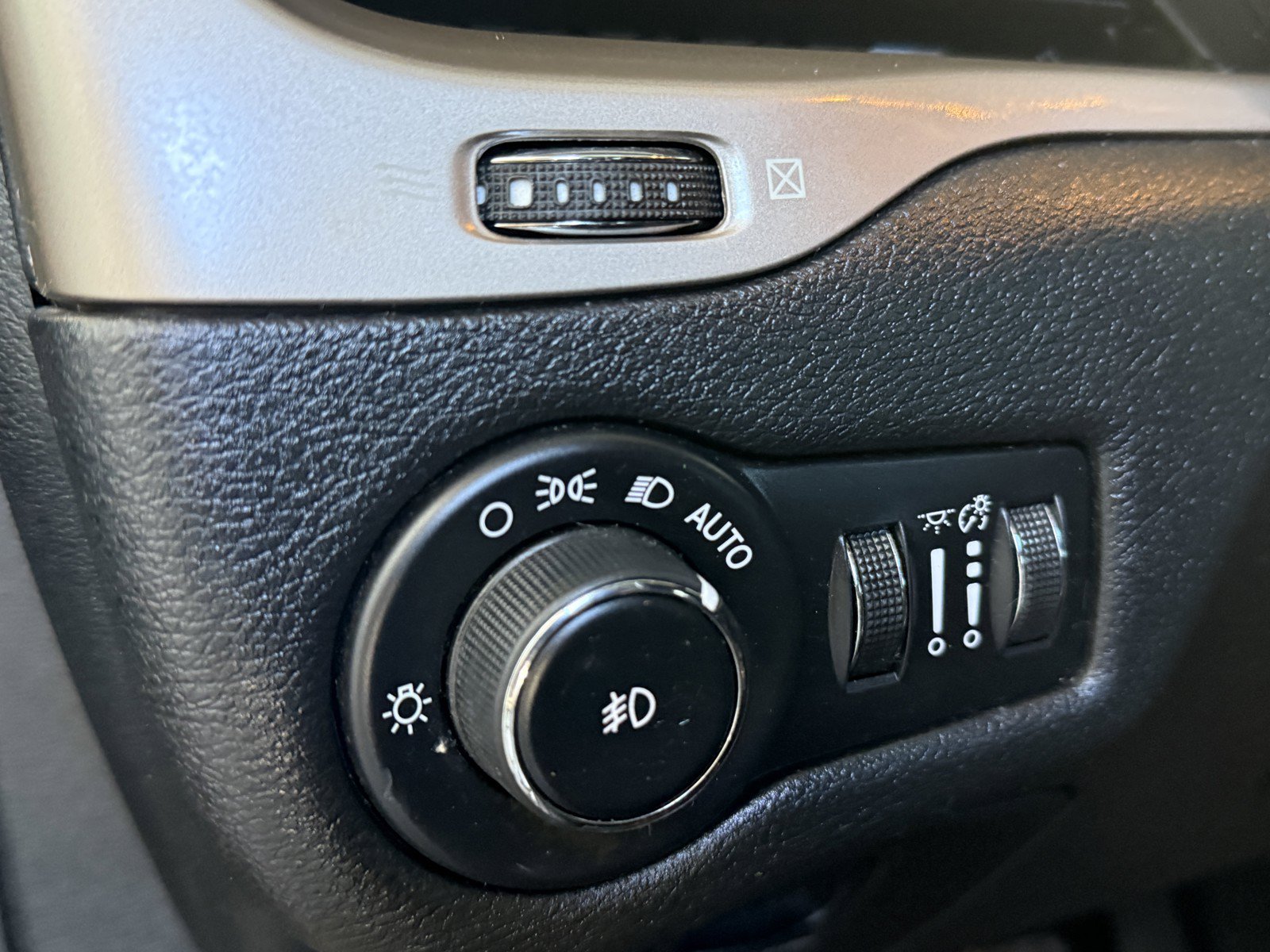 Used 2017 Jeep Cherokee Limited AWD/4WD image 24