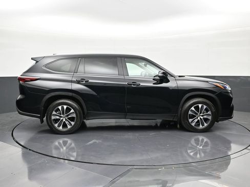 Used 2025 Toyota Highlander XLE FWD image 6