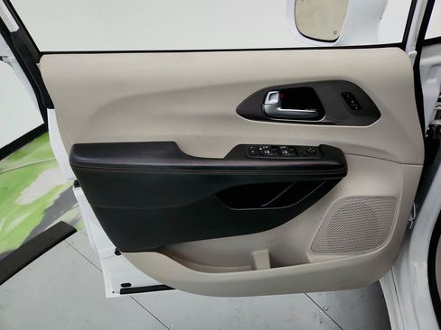 Used 2020 Chrysler Pacifica Touring-L Plus FWD image 22