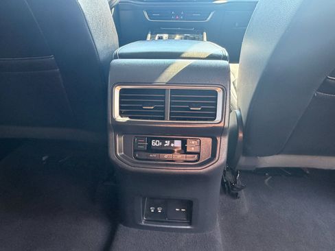 Used 2025 Volkswagen Atlas SE FWD image 23