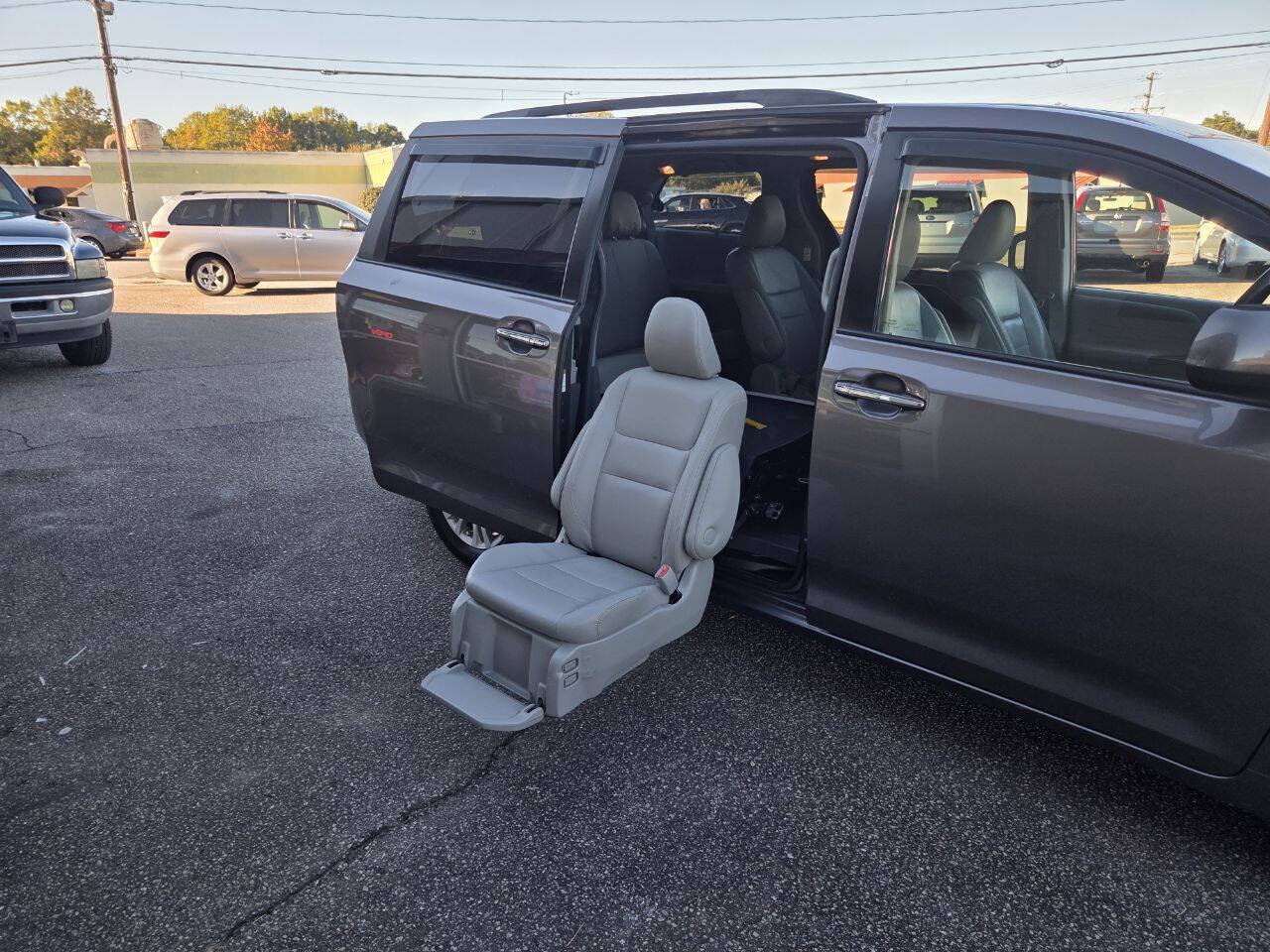 Used 2015 Toyota Sienna XLE FWD image 19