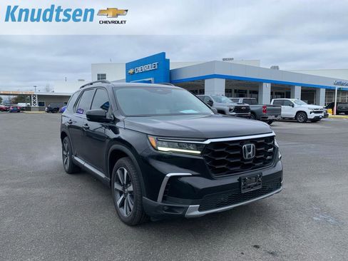Used 2025 Honda Pilot Touring image 1
