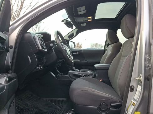 Used 2017 Toyota Tacoma TRD Sport image 11