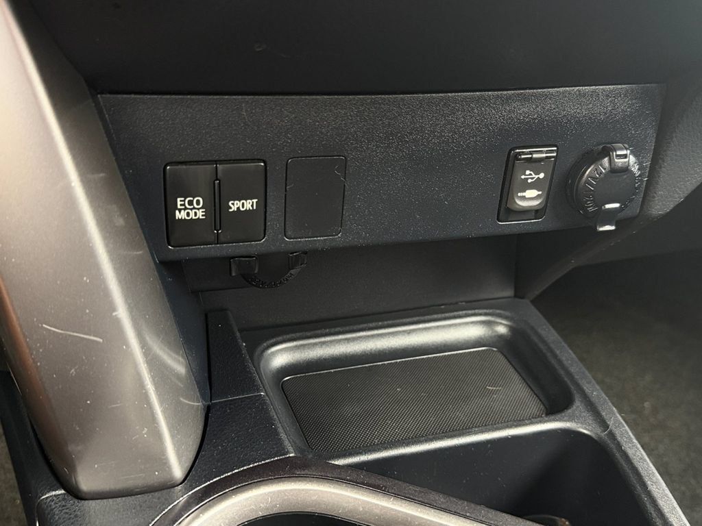 Used 2016 Toyota RAV4 LE AWD/4WD image 23