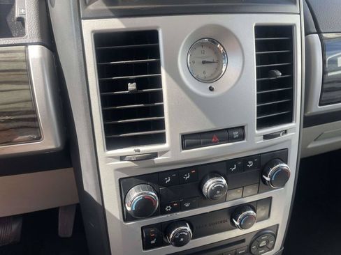 Used 2010 Chrysler Town & Country Touring FWD image 19