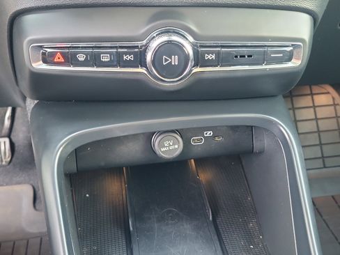 Certified 2023 Volvo XC40 B5 Ultimate w/ Protection Package Premier image 21