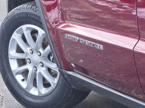 Used 2021 Jeep Grand Cherokee Laredo image 14