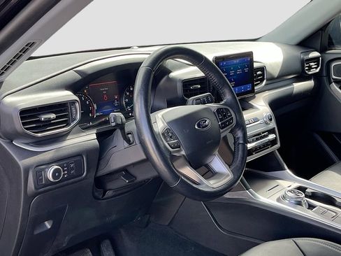 Used 2022 Ford Explorer XLT w/ Equipment Group 202A AWD/4WD image 9