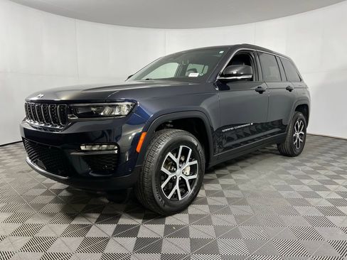 Used 2024 Jeep Grand Cherokee Limited w/ Luxury Tech Group II image 3