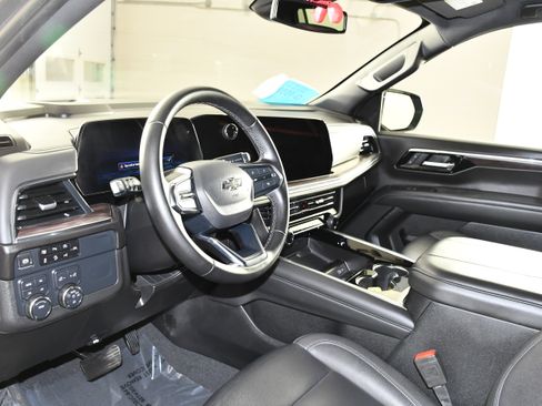 Used 2025 Chevrolet Suburban Z71 image 2