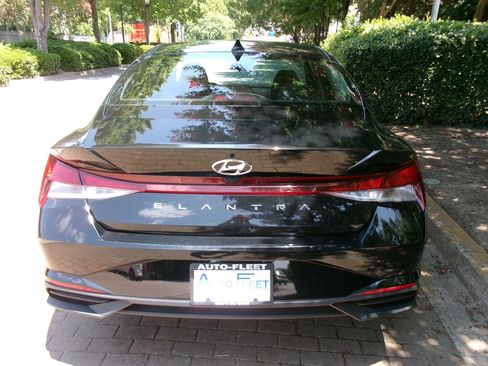 Used 2023 Hyundai Elantra SE FWD image 6