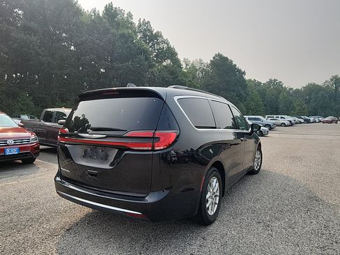 Used 2022 Chrysler Pacifica Touring-L FWD image 5